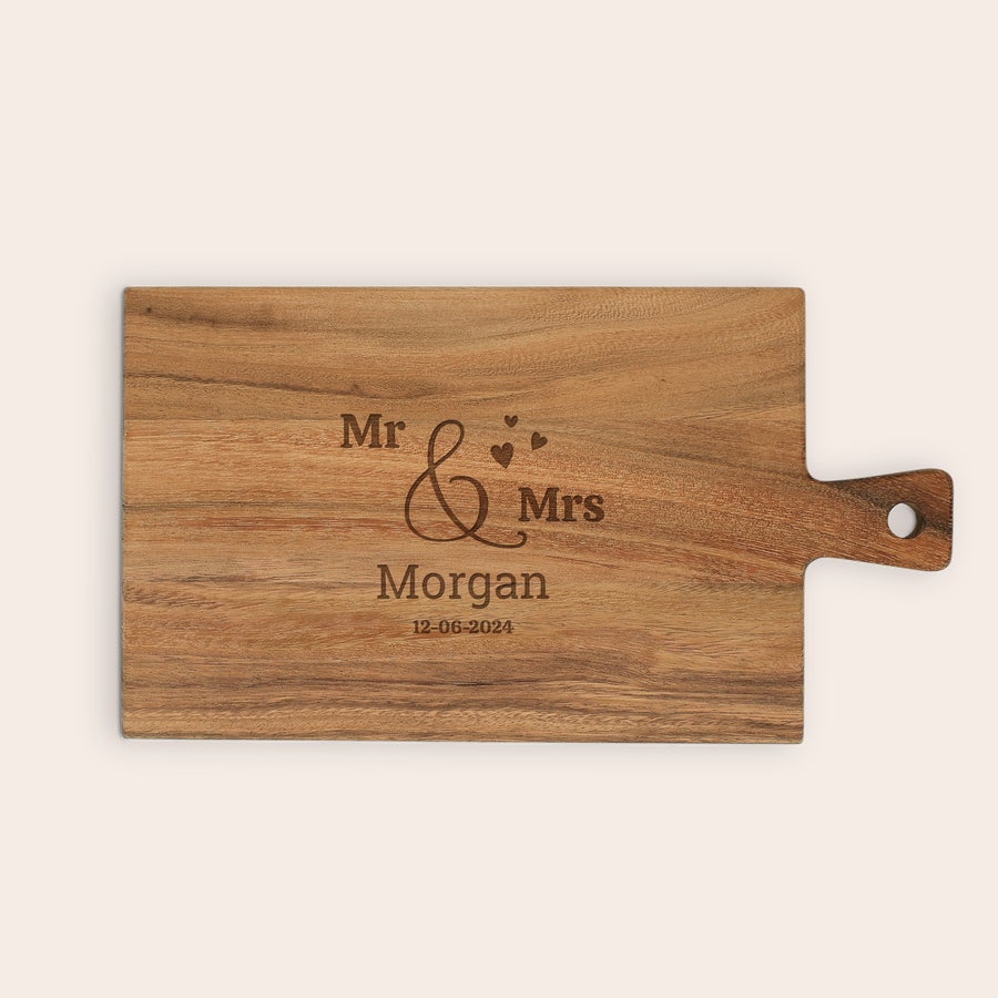 Tagliere in Legno Personalizzato Tagliere in legno personalizzato con incisione Mr & Mrs Morgan e data 12-06-2024 per servire snack