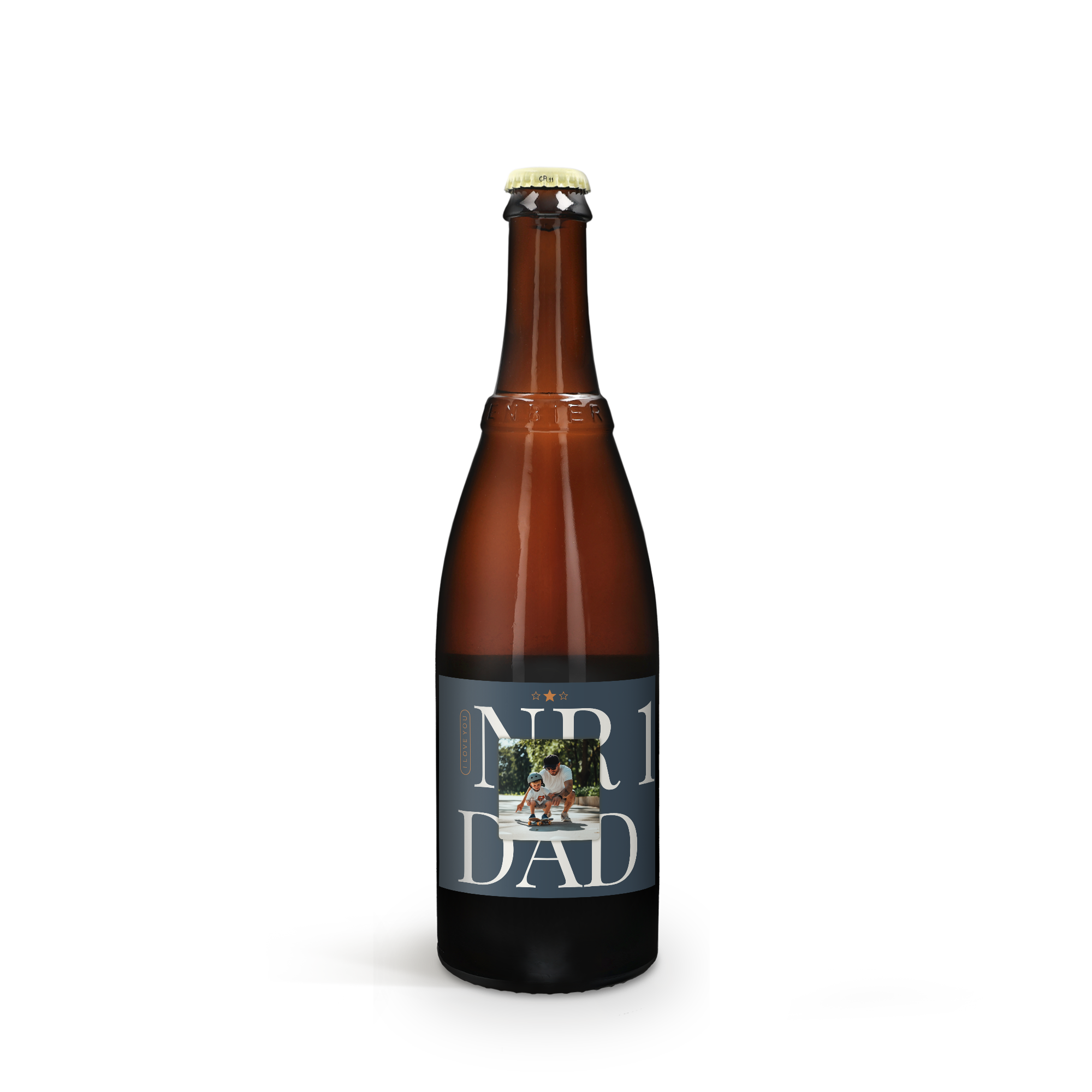 Sticlă de bere Westmalle Tripel cu etichetă personalizată cu fotografia unui tată și fiul său, text Nr 1 DAD. Surprinde-i cu o sticlă de bere!