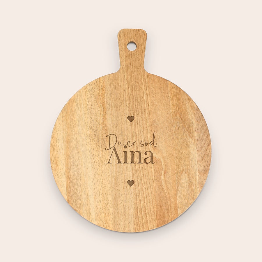 Personligt Tapasbræt - Rundt Rundt serveringsfad af træ, indgraveret med "Du er sød Aina" og hjerter, til snacks