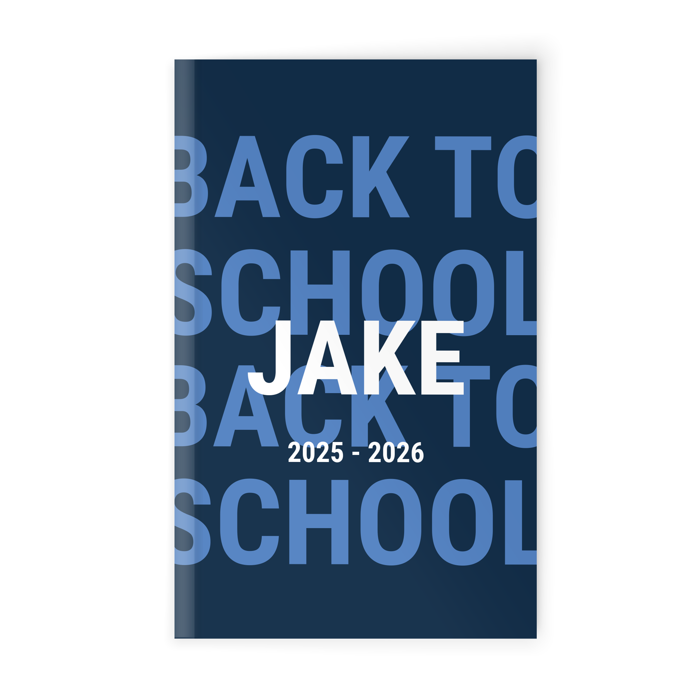 Agendă școlară personalizată albastru închis, cu text "JAKE" alb, "BACK TO SCHOOL" albastru și datele 2025-2026 imprimate pe copertă.