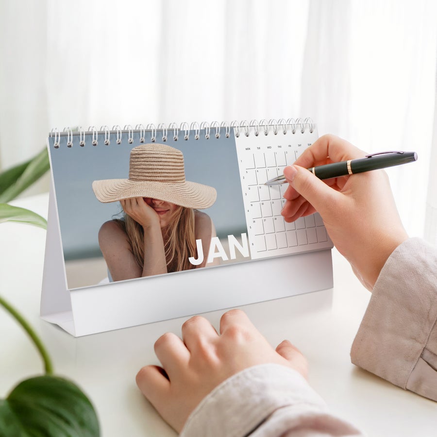 Calendario de escritorio personalizado Calendario de escritorio personalizado con foto de mujer en la playa y mes de enero, listo para transformar su escritorio.