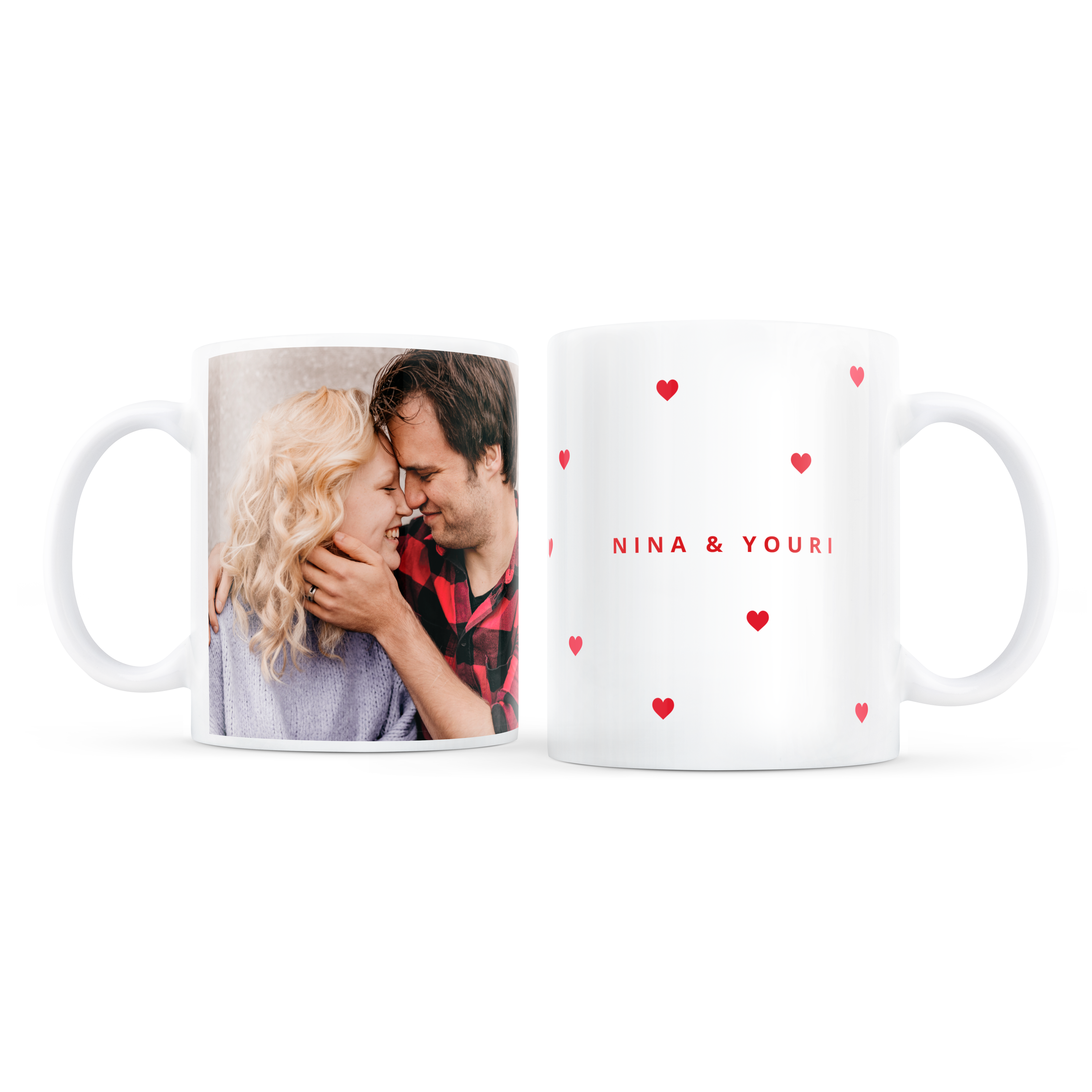 Conjunto personalizado de canecas românticas com foto de casal e nomes Nina e Youri, e corações vermelhos. O amor está no ar com este conjunto de canecas.