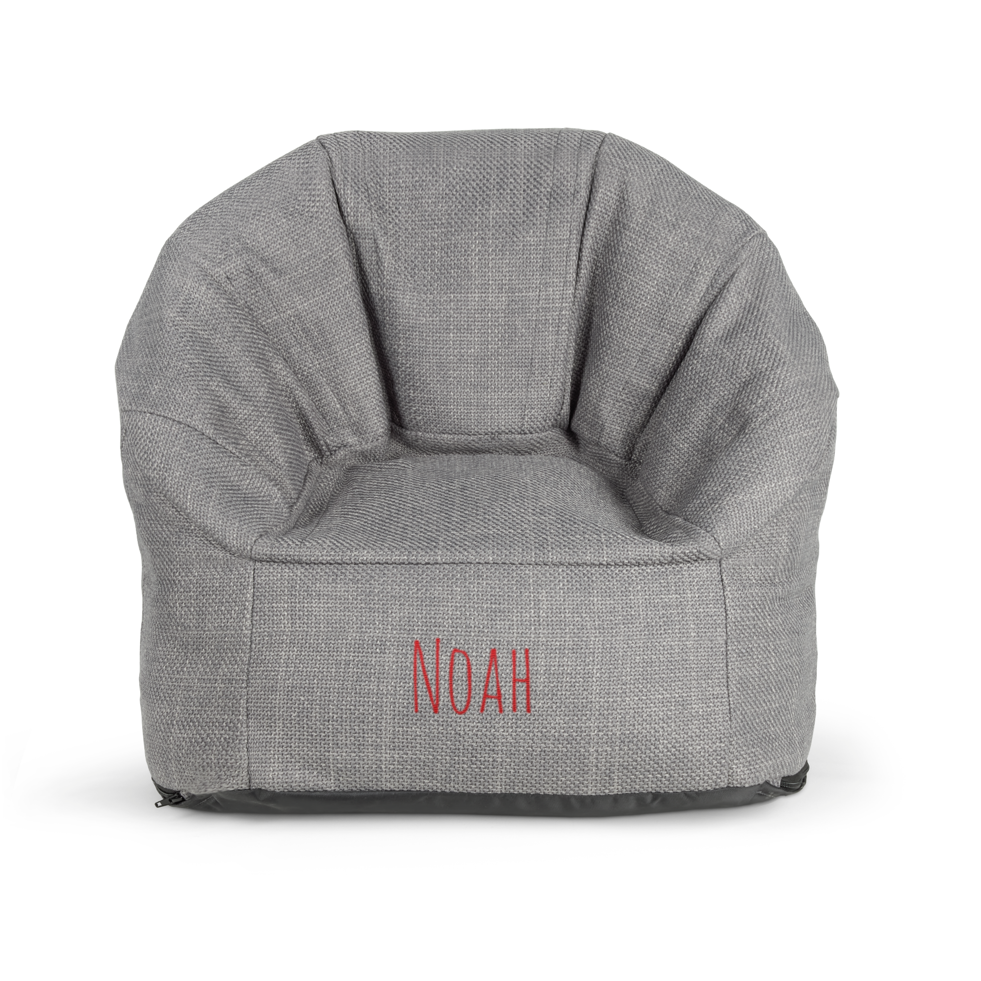 Grå barnstol med broderat namn NOAH i rött, en personlig och trendig inredningsdetalj för barnrummet.