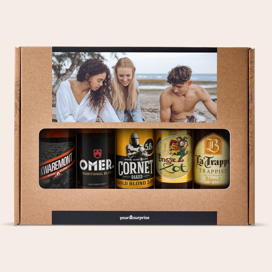 Bier Geschenkset personalisieren Personalisiertes Bierpaket mit Foto einer Gruppe Freunde, gedruckt auf der Innenseite der Box.