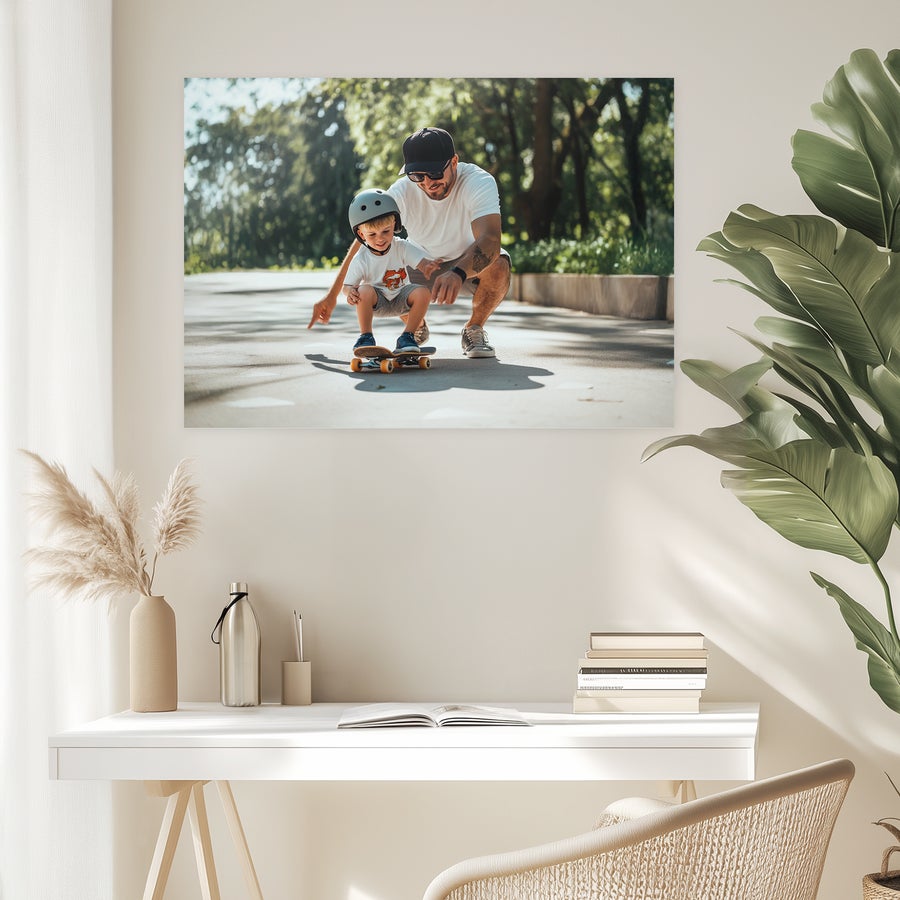 Poster met foto Gepersonaliseerde fotoposter aan de muur met een man en kind op een skateboard, perfect om je mooiste momenten te vereeuwigen.