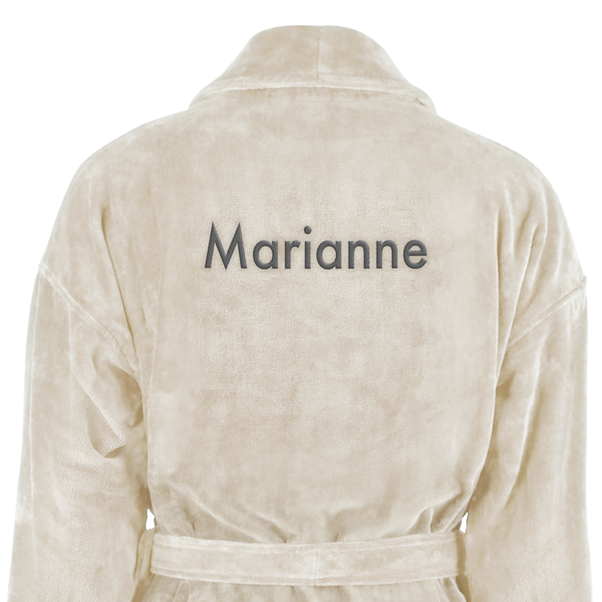 Luxe zandkleurige badstof badjas met sjaalkraag, geborduurd met de naam Marianne op de rug.