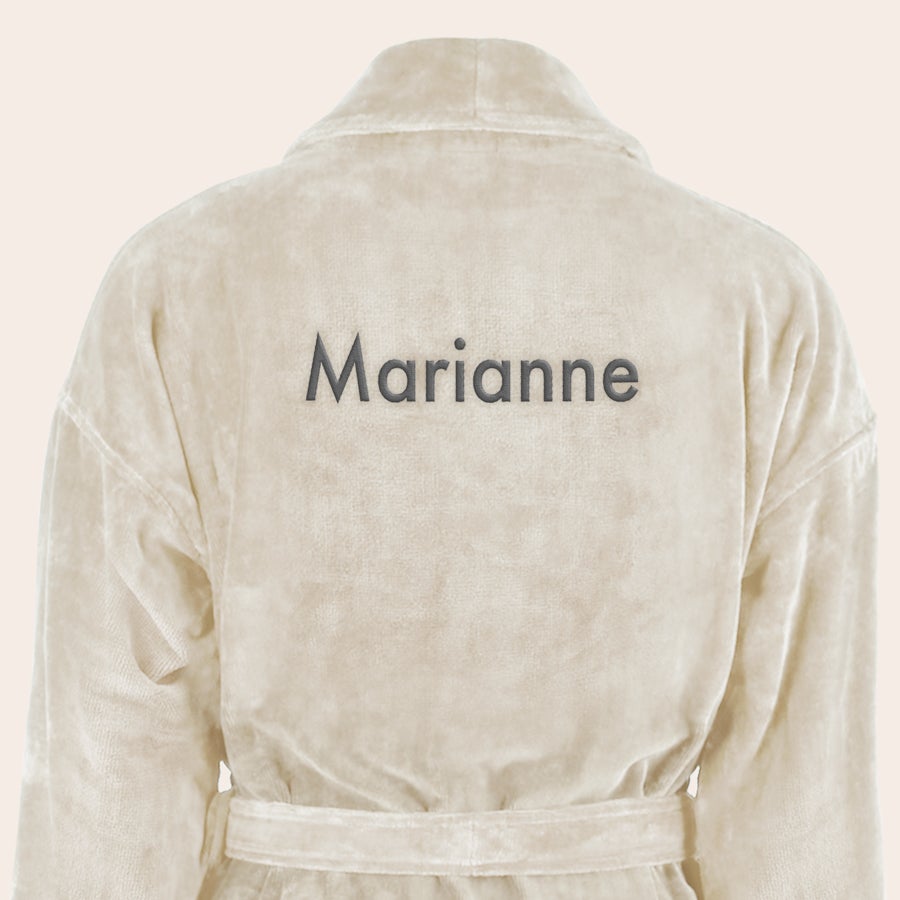 Badjas Dames met naam geborduurd Luxe zandkleurige badstof badjas met sjaalkraag, geborduurd met de naam Marianne op de rug.