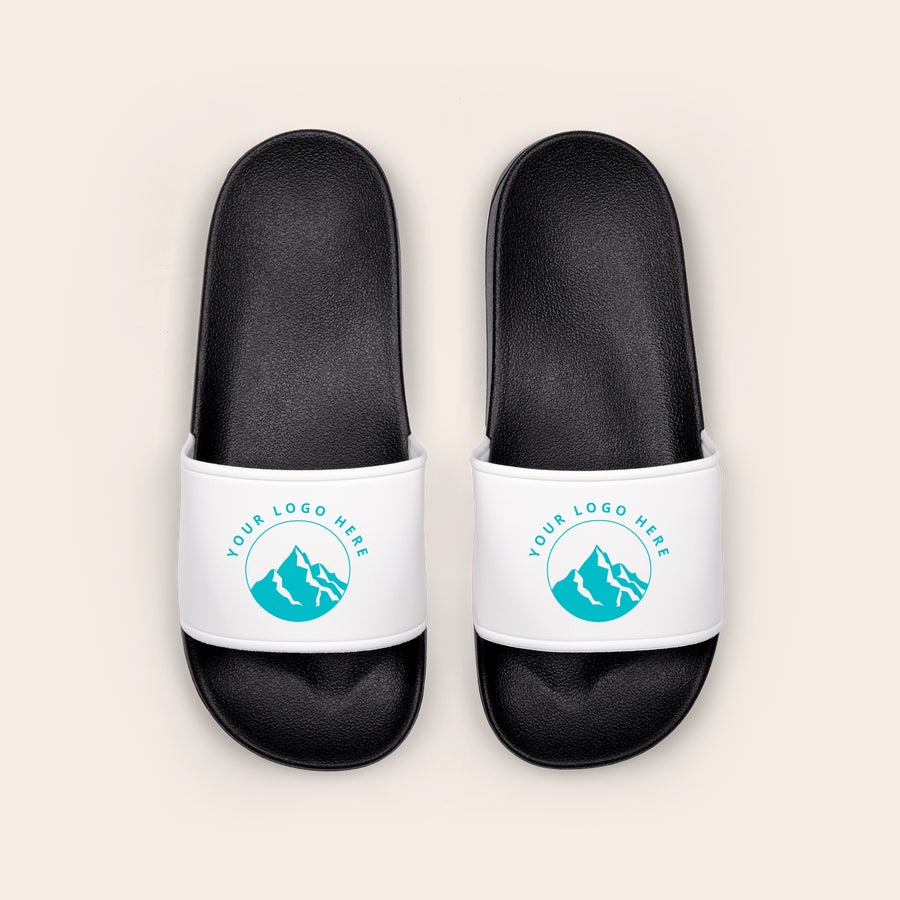 Badelatschen bedrucken Personalisierte Schlappen mit weißem Riemen und blauem Logo mit Bergen, bedruckt.