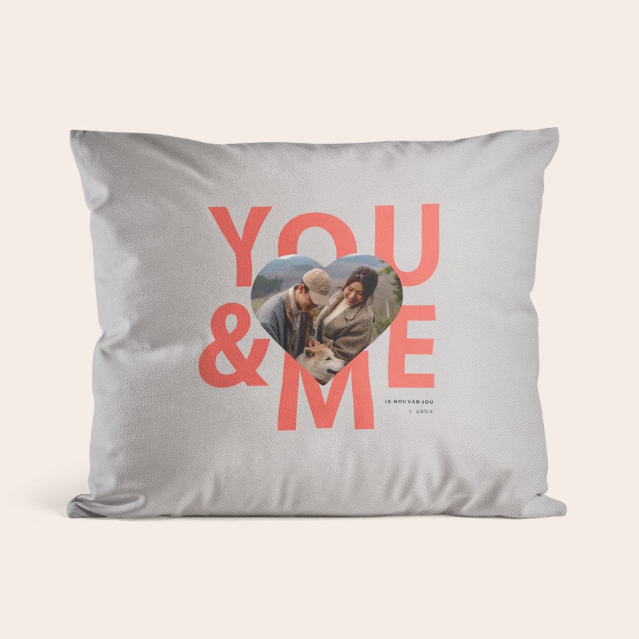 Kussens bedrukken Super zacht gepersonaliseerd kussen met "YOU & ME" tekst, hartvormige foto van stel en hond, en "IK HOU VAN JOU x ANNA" opdruk.