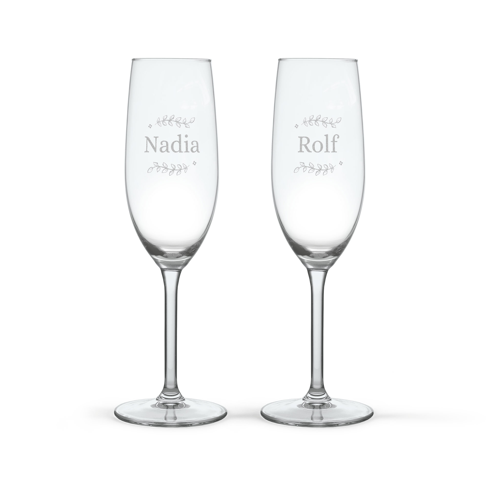 To indgraverede champagneglas, det ene med navn Nadia og det andet med navn Rolf, med Riondo Prosecco Spumante vin
