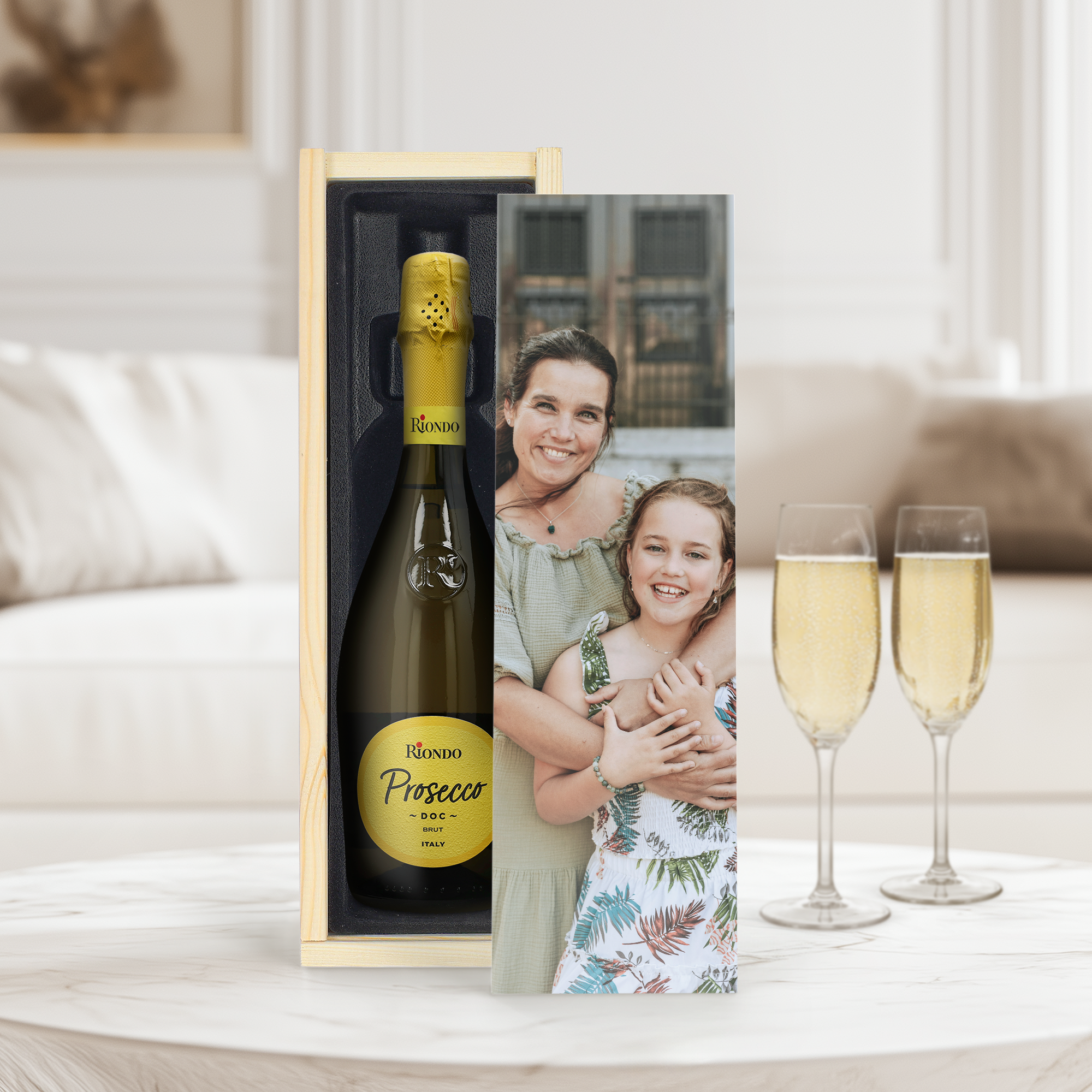 Bouteille de Riondo Prosecco dans un coffret en bois personnalisé imprimé avec photo d'une femme et d'une enfant