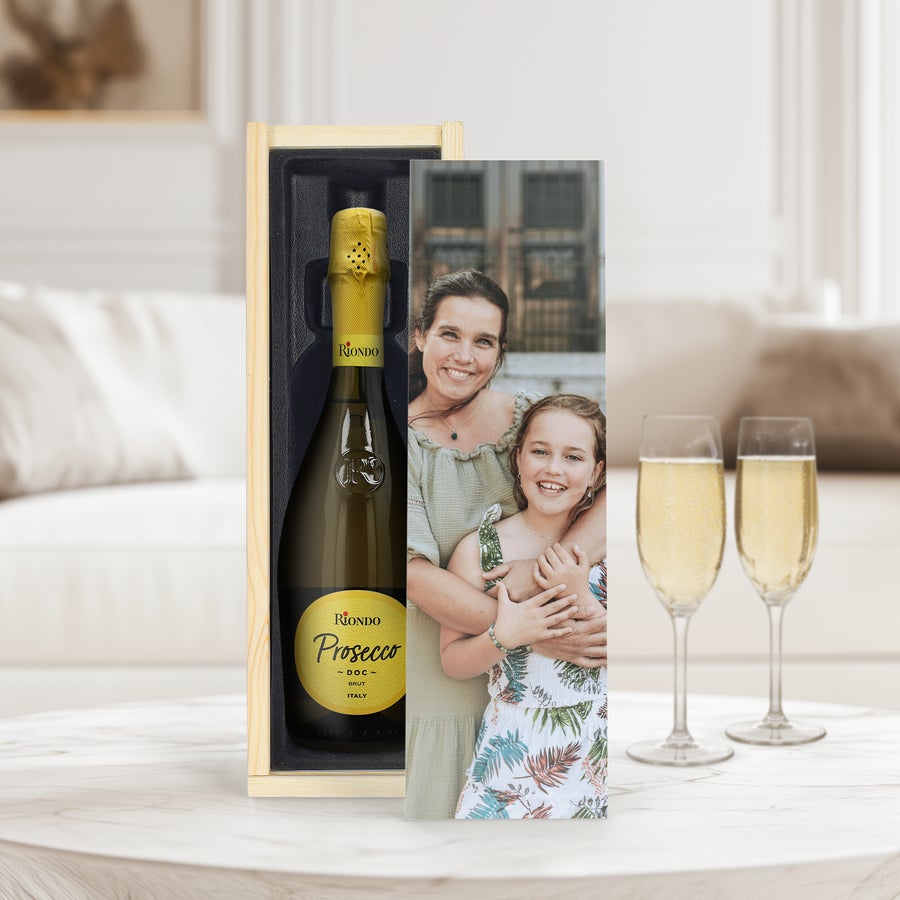 Riondo Prosecco Spumante Personalizzato Meraviglia con un Prosecco Riondo in elegante cassetta di legno personalizzata con una foto di madre e figlia, accanto a due flûte