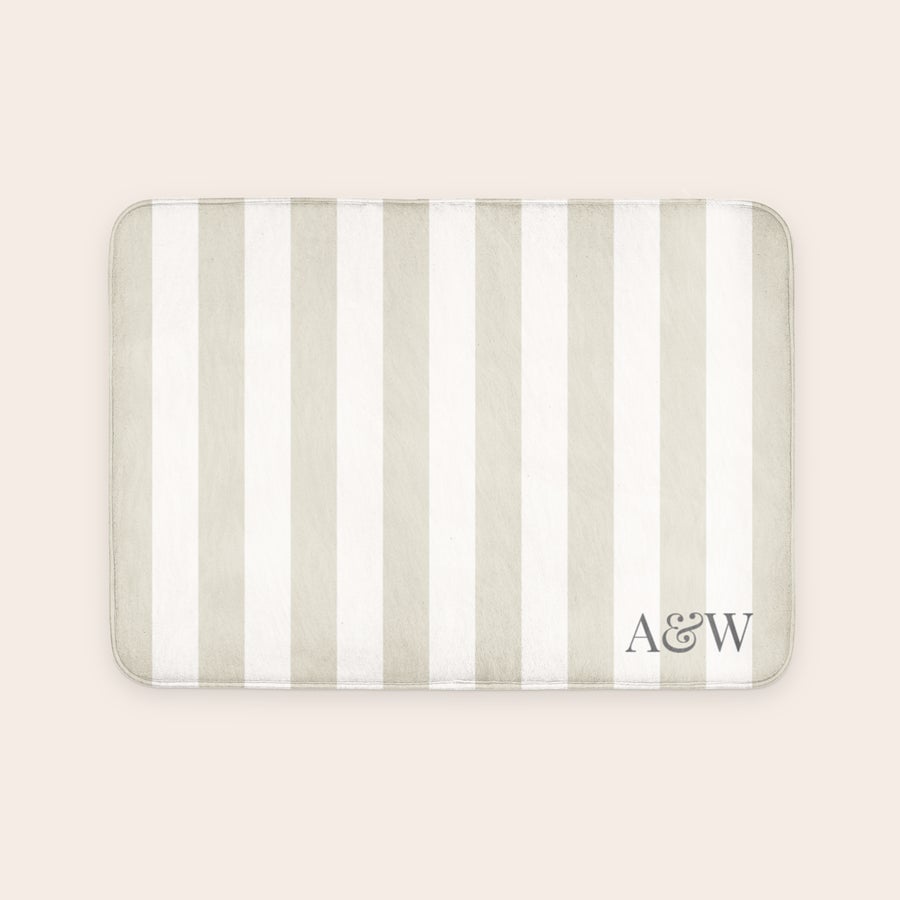 Personalizovaná koupelnová předložka - 70 x 50 cm Personalizovaná koupelnová předložka s béžovými pruhy a potištěnými iniciály A&W.