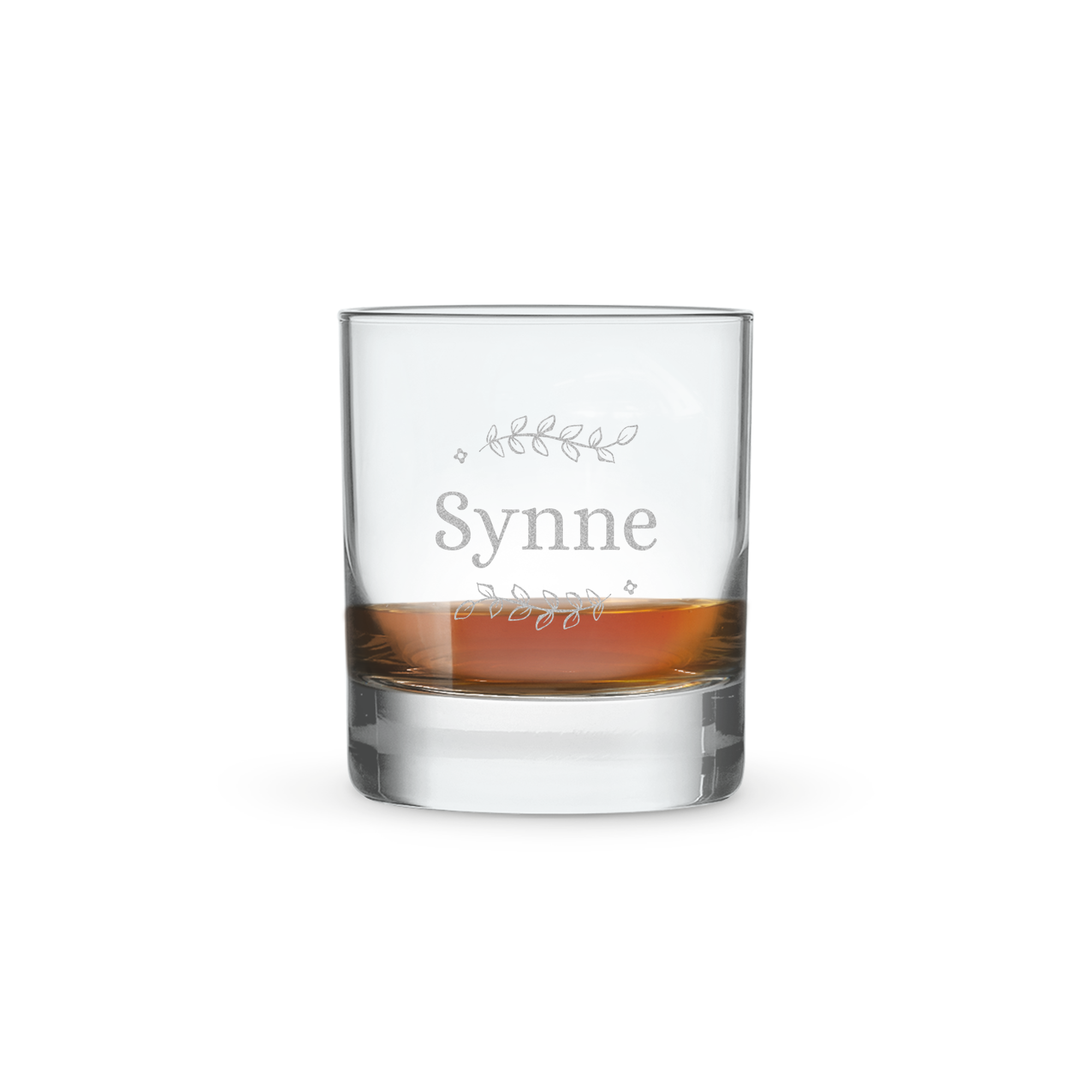 Inngravert tumblerglass med "Synne" og bladmønster, fylt med en gyllen drikke.