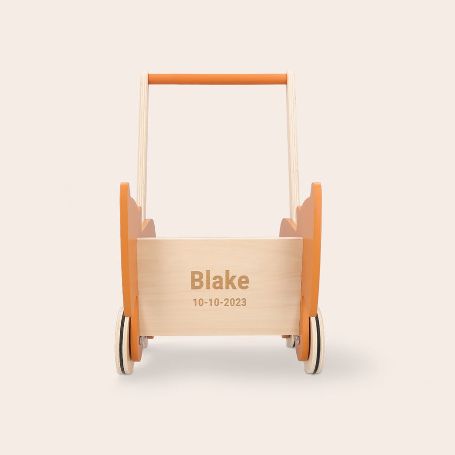 Andador de madera personalizado Trixie Andador de madera personalizado grabado con el nombre Blake y la fecha 10-10-2023 en el frontal.