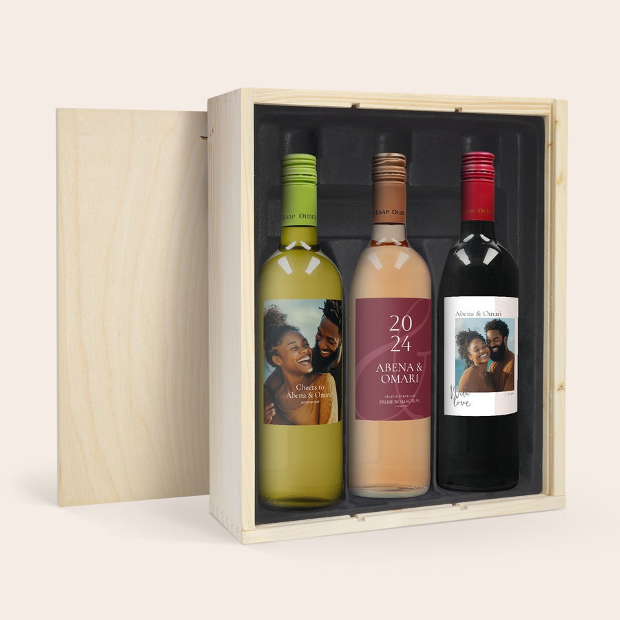 Personalizowany zestaw win Oude Kaap Trzy butelki wina Oude Kaap w drewnianej skrzynce, z etykietami personalizowanymi zdjęciem pary i tekstem "Abena & Omari" oraz "2024".