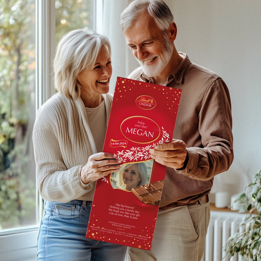 Baton de ciocolată XL Lindor Ciocolată XL Lindor personalizată, cu ambalaj roșu tipărit cu numele Megan, data și o poză. Un cadou de ciocolată XL Lindor.