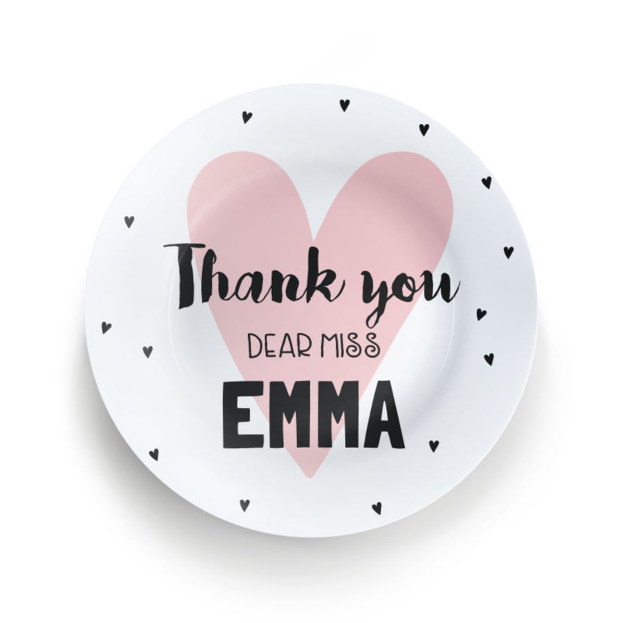 Henkilökohtainen opettajan lautanen, jossa on vaaleanpunainen sydän ja musta teksti "Thank you dear Miss Emma", painettu valokuvalla ja tekstillä.