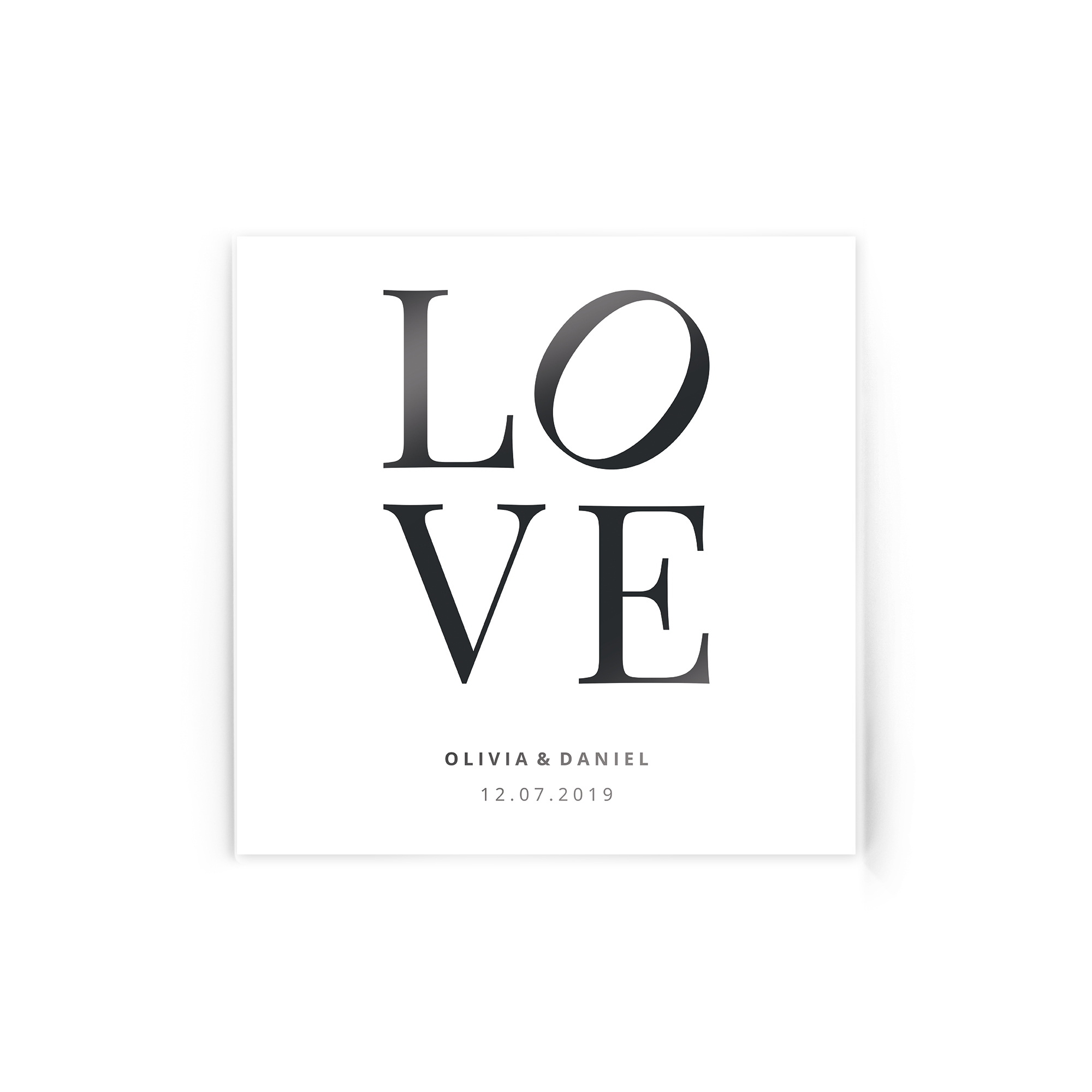 Akryylilevy, jossa on teksti "LOVE" ja musta kehys. Alareunassa painettuna nimet Olivia & Daniel sekä päivämäärä 12.07.2019.
