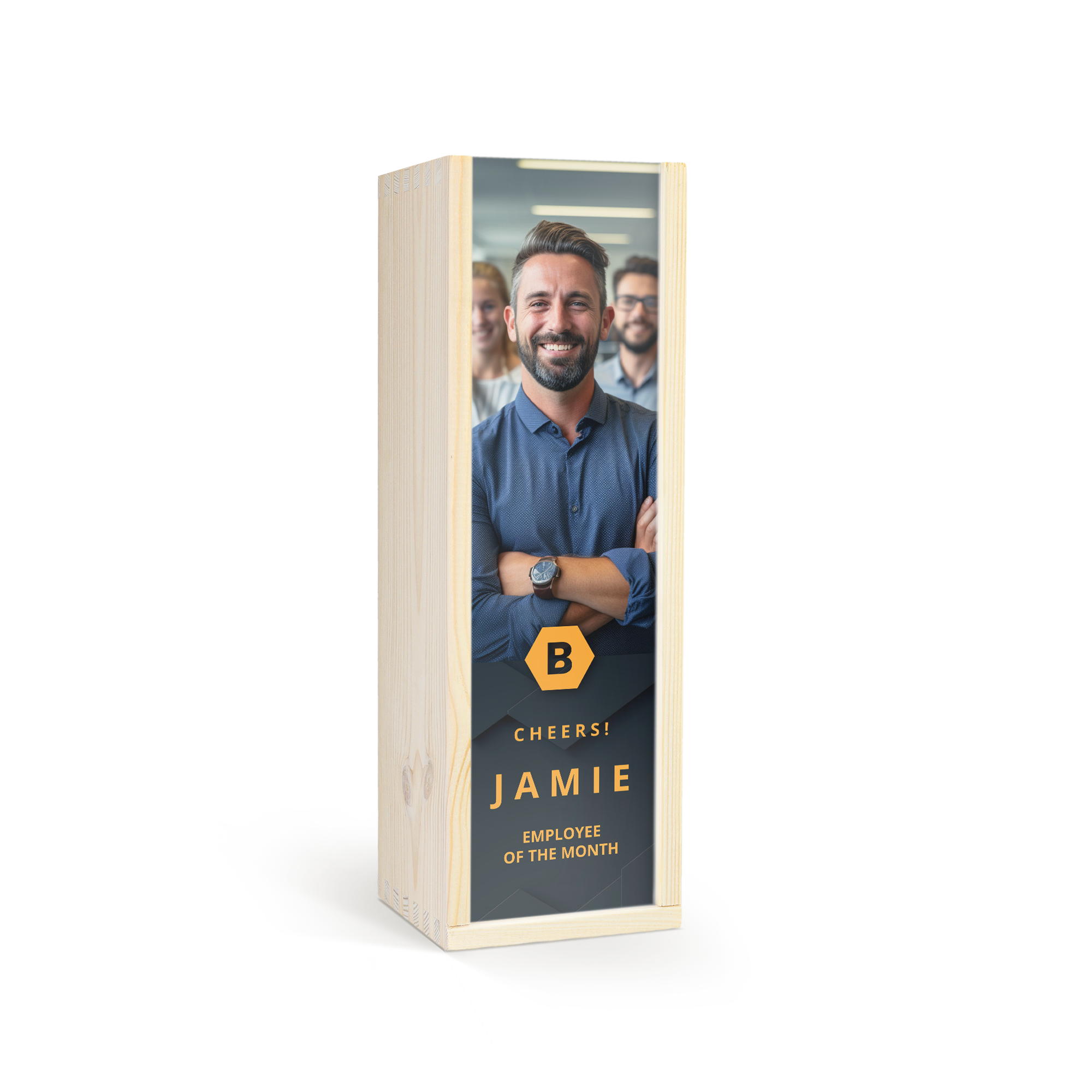 Caja de madera con foto personalizada de un hombre sonriendo, texto CHEERS, nombre JAMIE y empleado del mes.