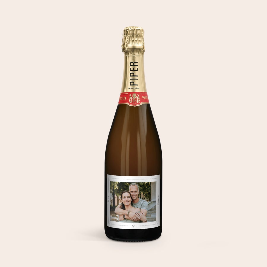 Piper Heidsieck champagne med personlig etikette og trækasse Flaske Piper Heidsieck Brut champagne med personlig etiket, trykt med et foto af et smilende par, Monica og Lauge