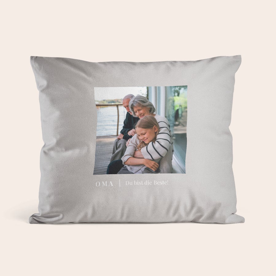 Kissen mit Foto Grauer Kissenbezug mit Foto von Großeltern und Enkelin, bedruckt mit dem Text "OMA Du bist die Beste!". Überrasche deine Liebsten mit einem super weichen Kissenbezug mit Foto!