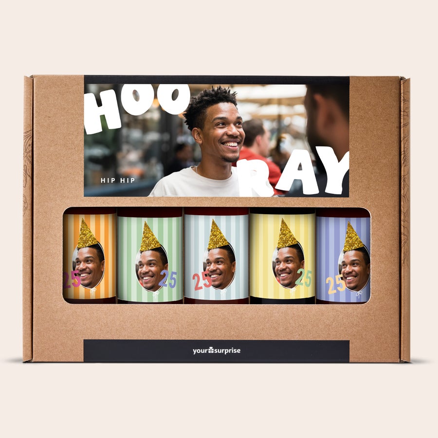 Vaše osobní kolekce piva Personalizovaná piva s fotografií muže v klobouku a číslem 25, navržena s vlastním textem na krabici