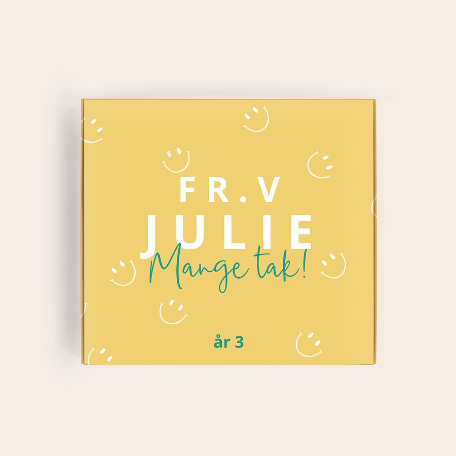 Tony's Chocolonely Chokolade Gaveæske med billede og navn Personlig Tony's Chocolonely karamel/havsalt chokolade med navnet Julie og teksten "Mange tak! år 3" på æsken