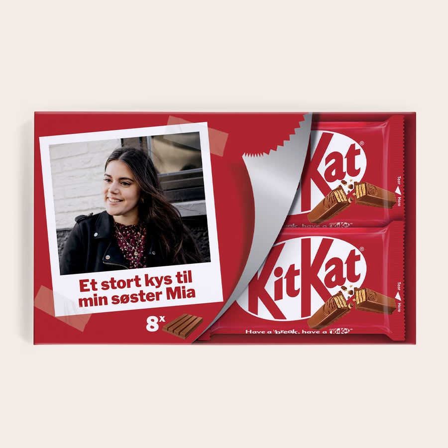 Personlig KitKat gaveæske med navn og billed KitKat chokolade gaveæske med navn og billede, trykt med et personligt foto af en kvinde og teksten Et stort kys til min søster Mia