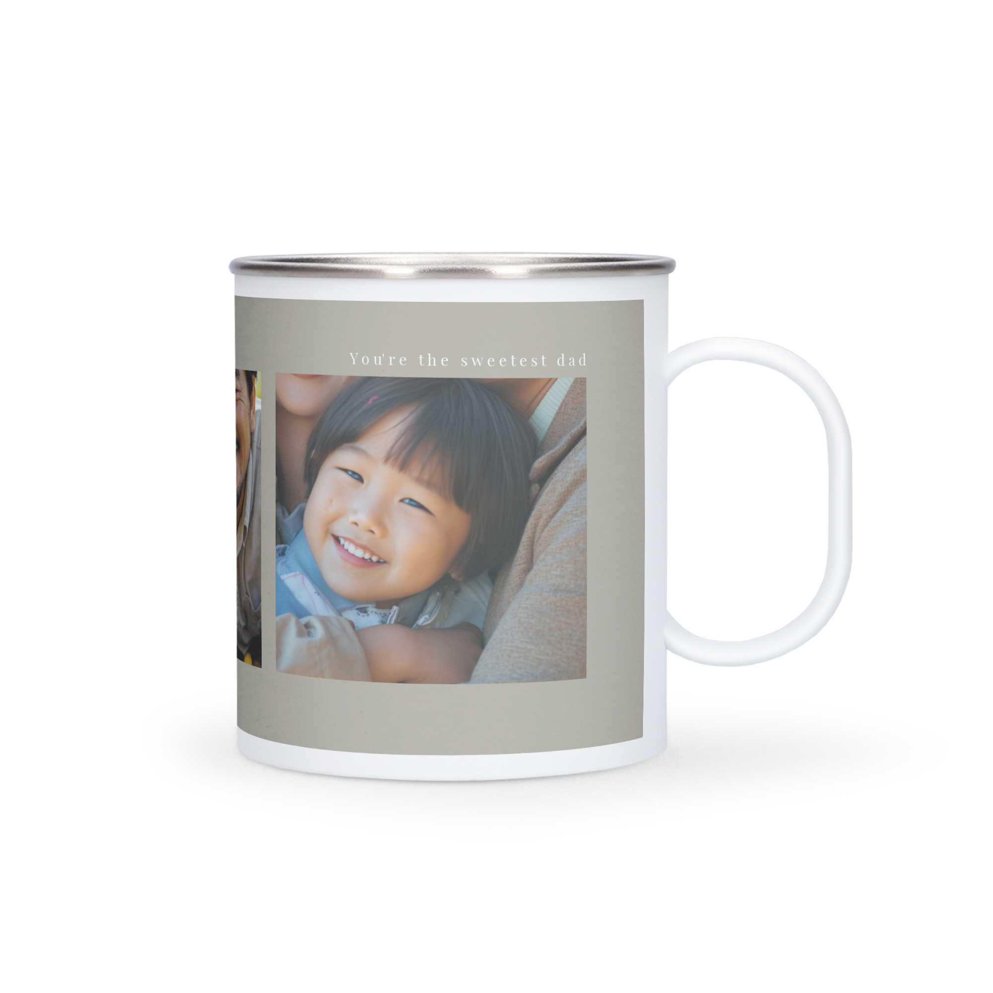 Tazza personalizzata in acciaio con bordo argentato, manico bianco e foto stampata di un bambino che sorride.