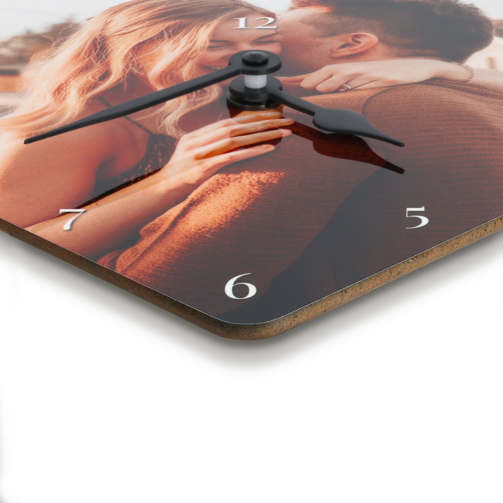 Horloge murale personnalisée imprimée avec une photo de couple et le texte Offrez comme cadeau une horloge personnalisée