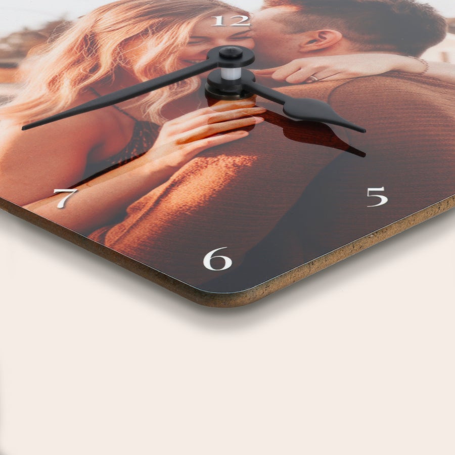 Relógio de Parede - Coração Relógio personalizado de parede com foto impressa de um casal abraçado.