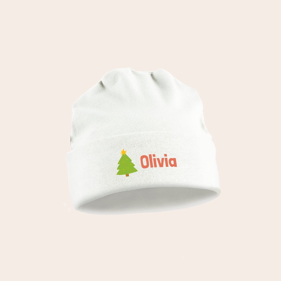 Gorro de bebê personalizado - Primeiro Natal - Branco Gorro de bebê branco personalizado com desenho de árvore de Natal e o nome Olivia, perfeito para o primeiro Natal do bebê.
