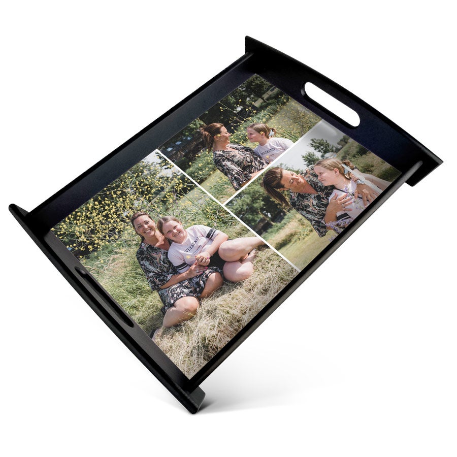 Personaliziran pladenj za fotografije - Pravokoten - Črn - 23,5 x 37 cm Servirni pladenj s črnim lesenim okvirjem, potiskan s kolažem osebnih fotografij in besedila.