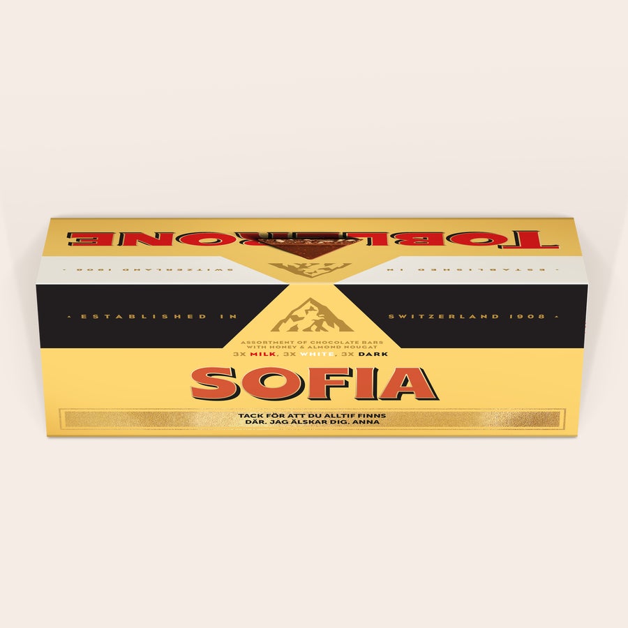 Toblerone med namn Denna personliga XL Toblerone Selection chokladkaka är en stor Toblerone-förpackning med en tryckt etikett med namnet Sofia och ett personligt meddelande