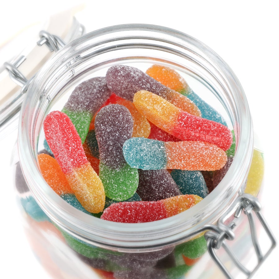 Bocal à bonbons personnalisé Bocal à bonbons personnalisé avec des bâtonnets acidulés de différentes couleurs, rempli à ras bord, vue du dessus