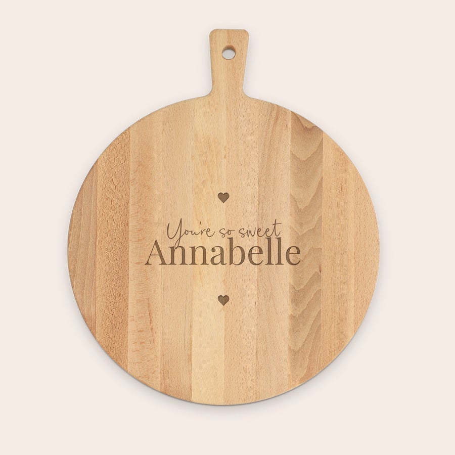 Personalizirane deske za rezanje Personalizirana lesena servirna plošča, gravirana z napisom You're so sweet Annabelle in srčki.