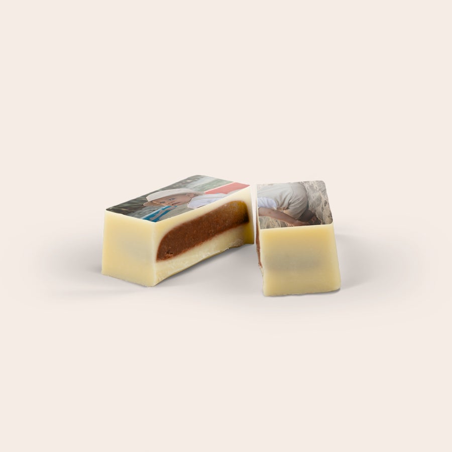 Ciocolată personalizată - Ambalată individual - set de 50 Două bomboane praline personalizate cu ciocolată albă și umplutură de alune, imprimate cu fotografie. Cele mai delicioase bomboane praline cu fotografie sau siglă!