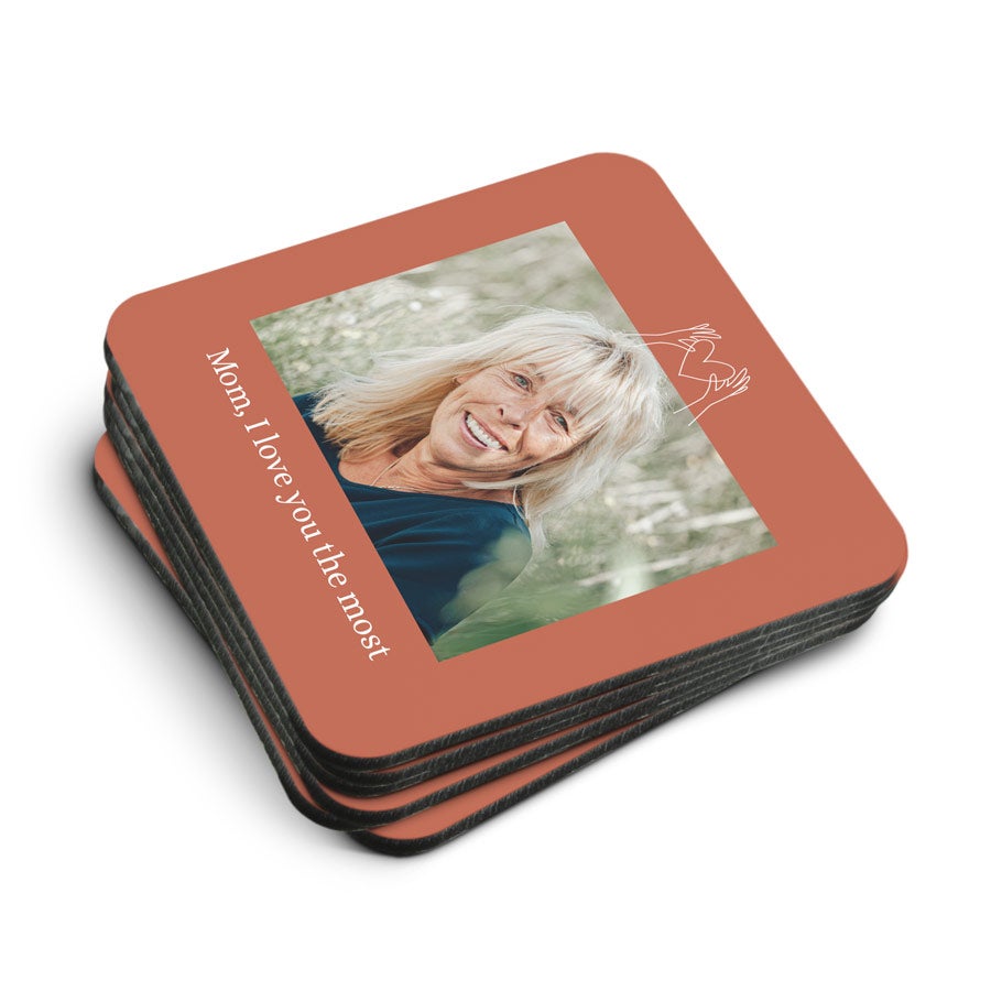 Set personaliziranih podstavkov z natisnjeno fotografijo ženske, besedilom Mom, I love you the most in srčkom iz rok