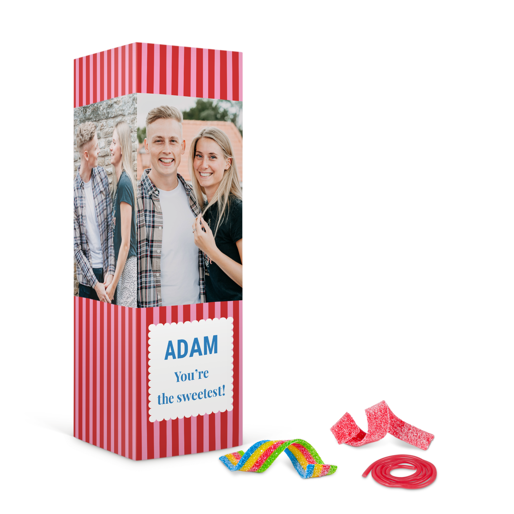 Confezione regalo di dolci personalizzata con foto di coppia e testo "ADAM You're the sweetest!" stampata su sfondo a strisce rosse e rosa. In primo piano caramelle gommose colorate.