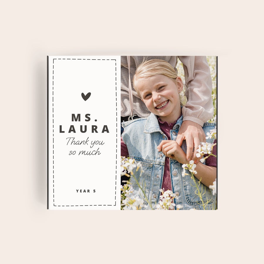 Milka Praliinit Opettaja Yllätä opettajasi henkilökohtaisella Milka-lahjalaatikolla, jossa on "Ms. Laura Thank you so much Year 5" -teksti ja kuva hymyilevästä lapsesta.