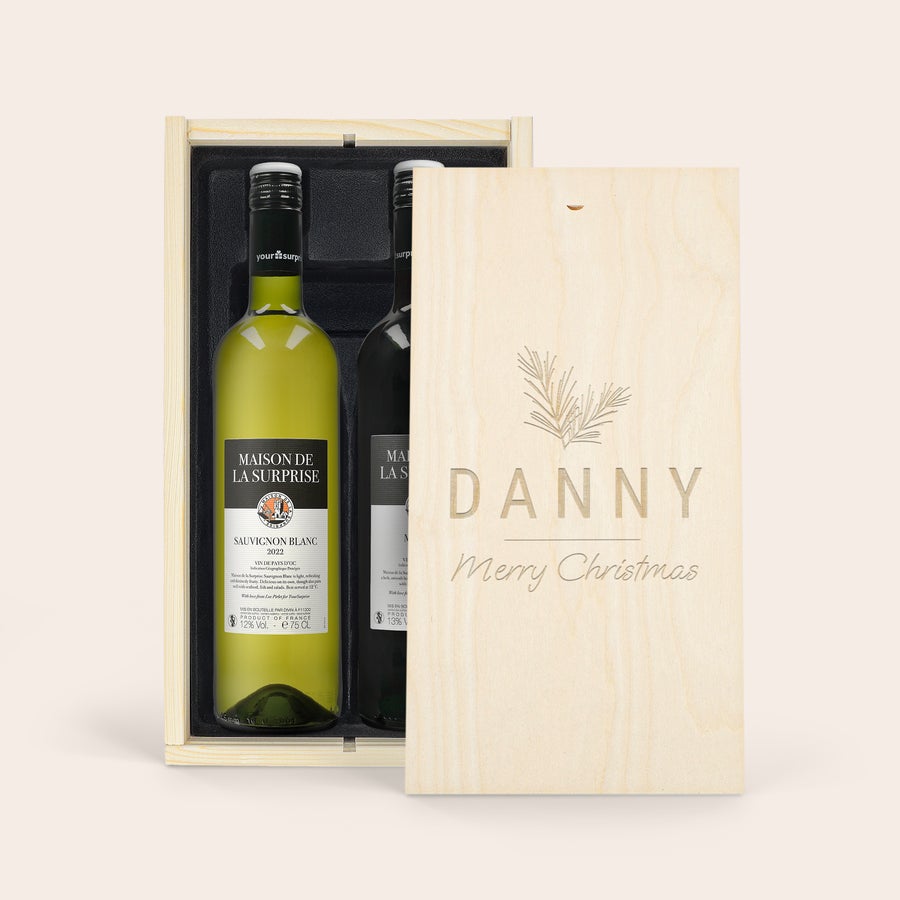 Personalizovaná sada vína - Luc Pirlet Darčeková drevená krabička na víno s gravírovaným menom Danny a nápisom Merry Christmas, obsahuje fľašu bieleho a červeného vína Luc Pirlet