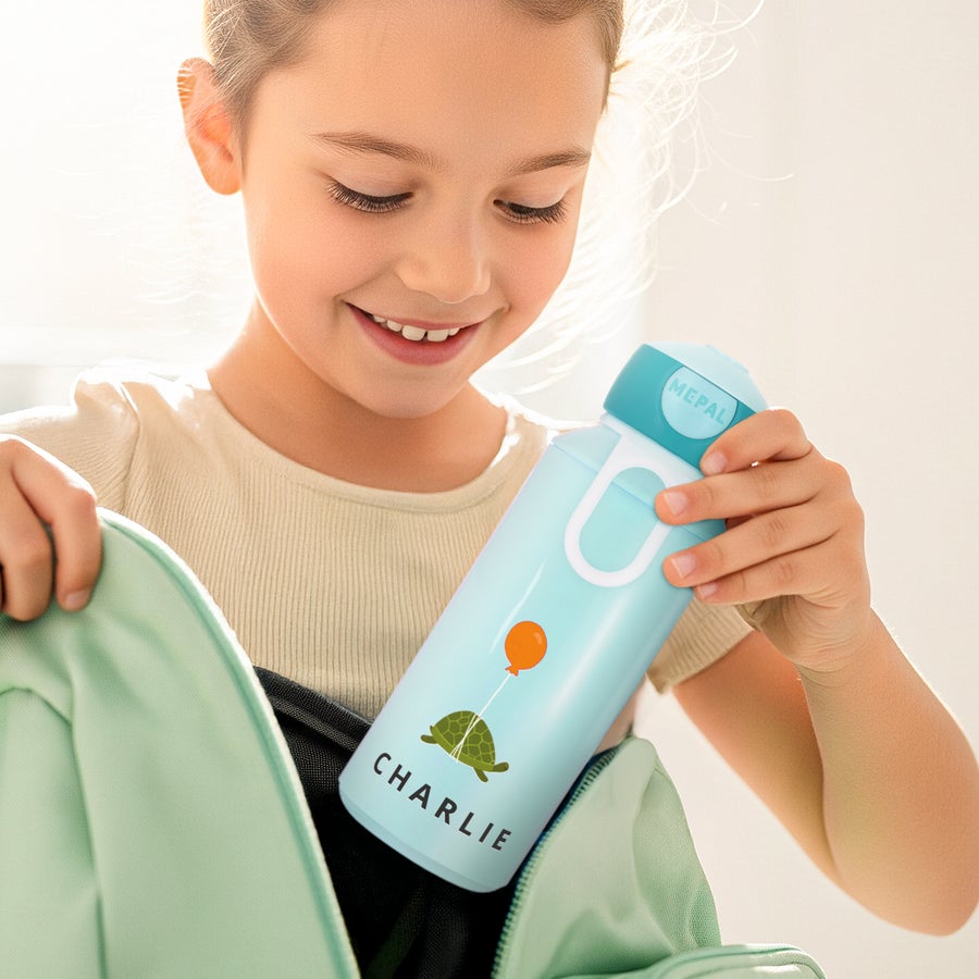 Mepal - borraccia personalizzata con tappo a scatto Borraccia Mepal azzurra personalizzata con nome Charlie e grafica tartaruga con palloncino stampati, il loro nome sulla bottiglia che li accompagna ovunque
