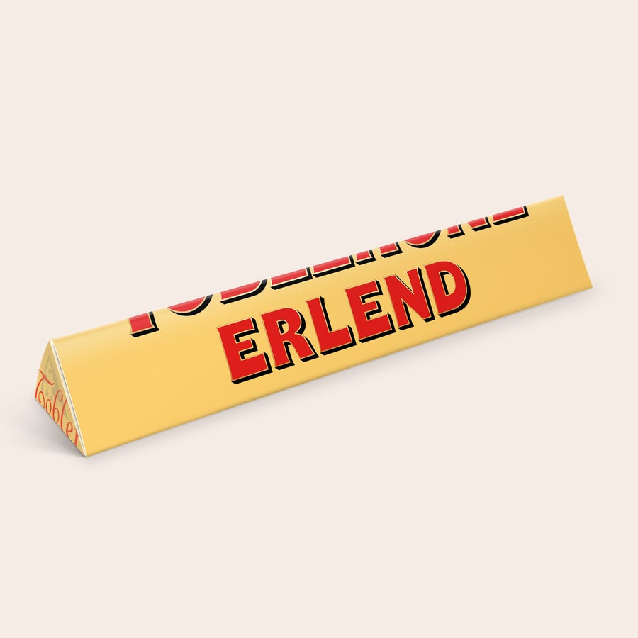 Toblerone med navn Personlig Toblerone sjokolade med trykt navn Erlend på den gule emballasjen.