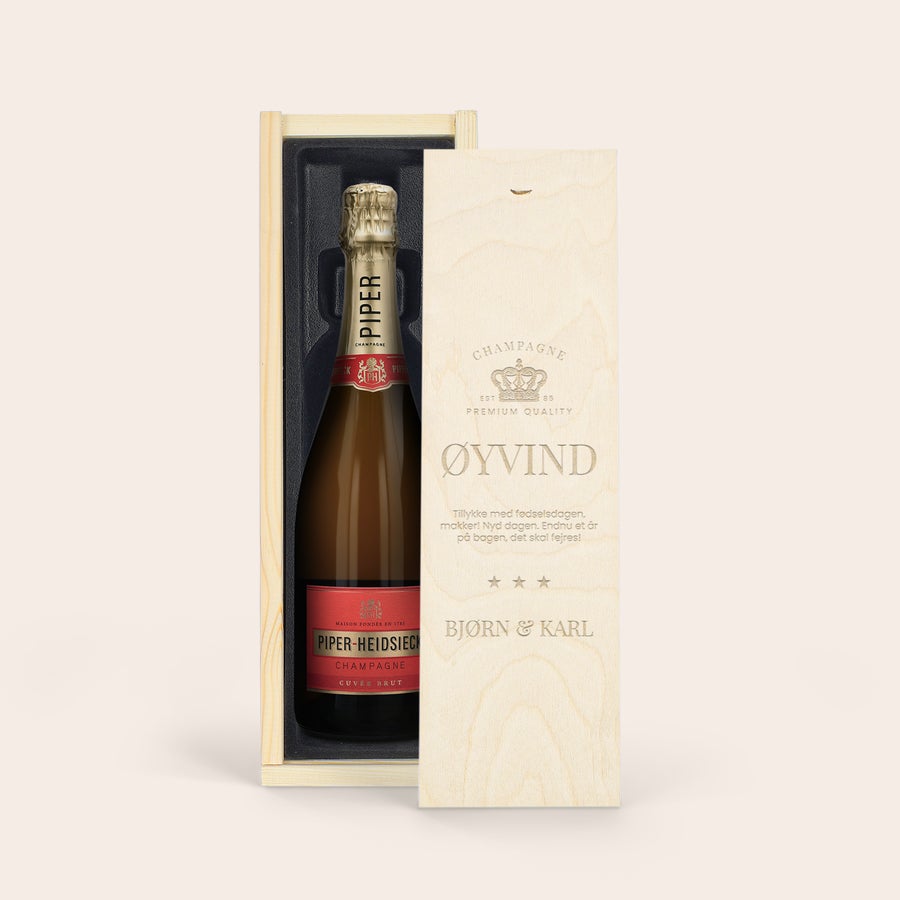 Piper Heidsieck champagne med personlig etikette og trækasse En flaske Piper Heidsieck champagne i en luksusgraveret kasse med navnene Øyvind, Bjørn & Karl