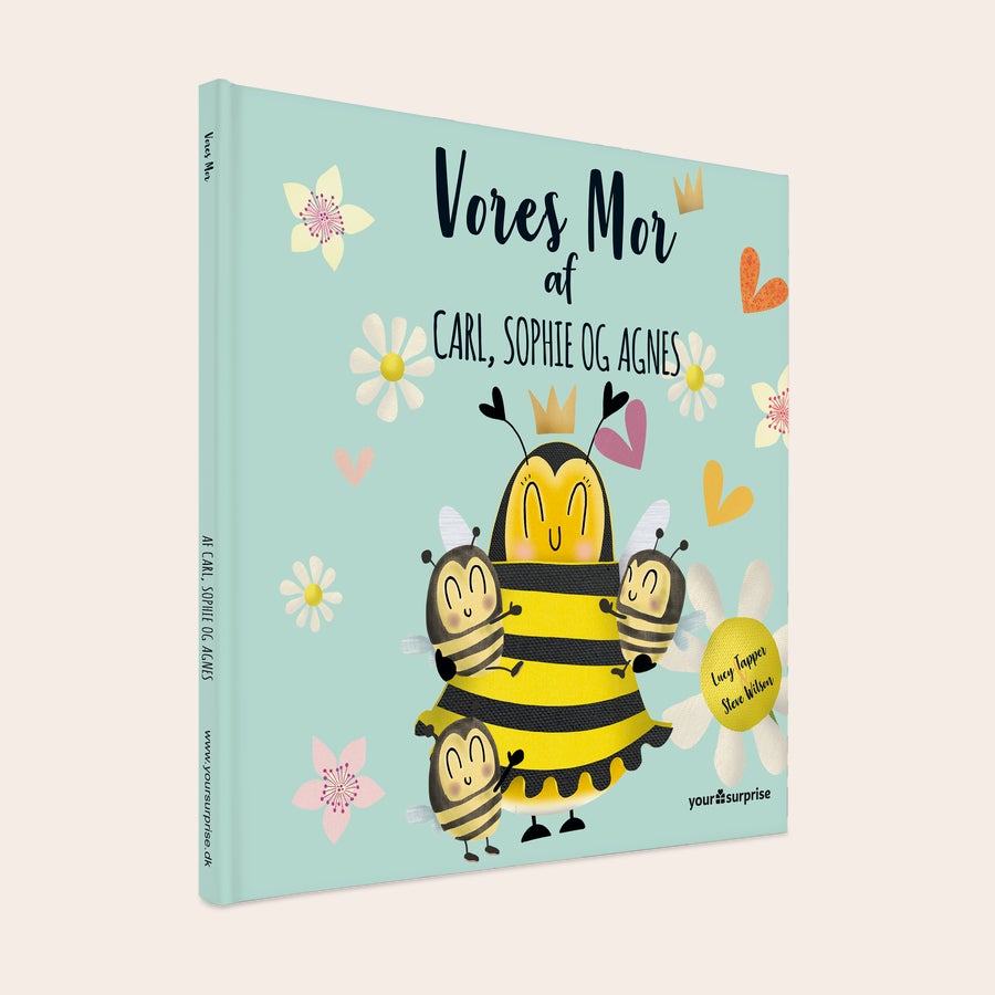 Personlig bog - Vores mor Personlig børnebog "Vores Mor" med forside designet med bier og navnene Carl, Sophie og Agnes, en fin måde at vise din mor hvor meget hun betyder for dig.