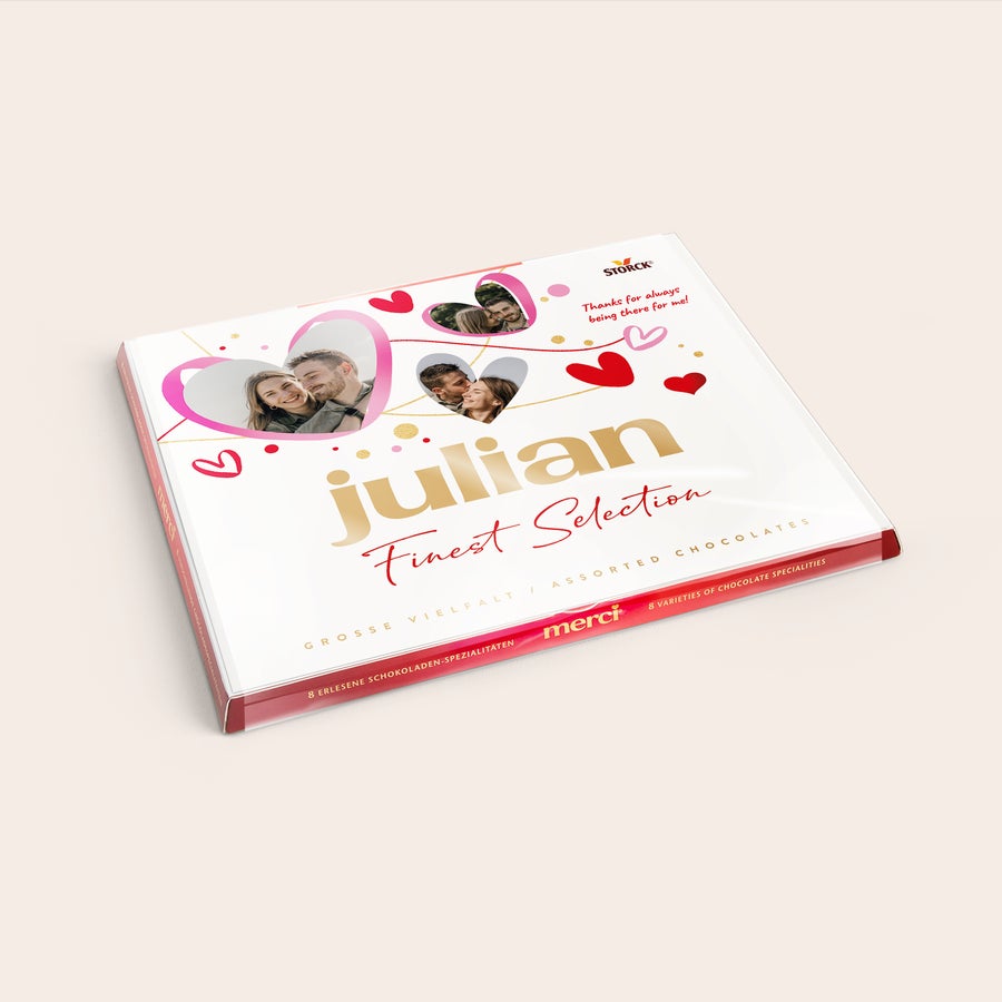 Merci-suklaarasia kuvalla ja/tai tekstillä ja kortilla Merci-suklaa henkilökohtaisella kortilla - 250 grammaa valkoisessa rasiassa, johon on painettu "Julian", useita sydämenmuotoisia valokuvia ja teksti "Thanks for always being there for me!".