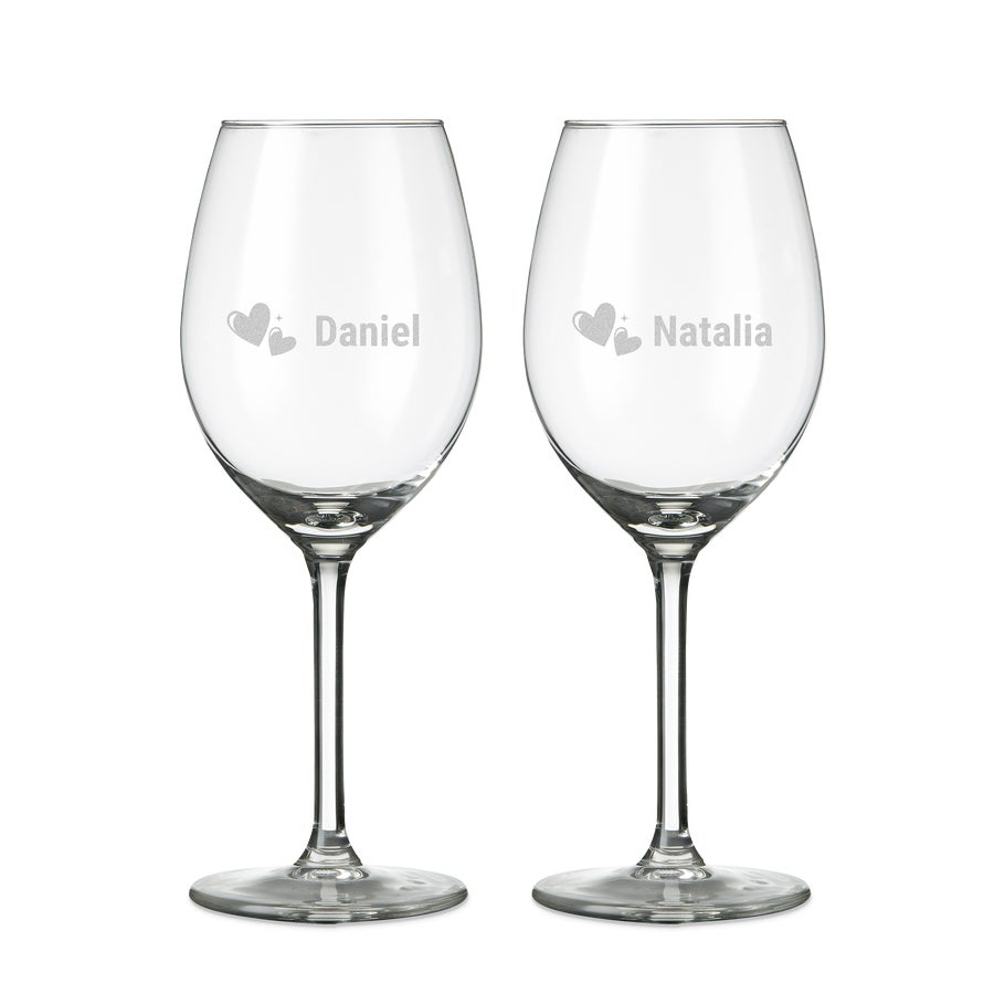 https://static.yoursurprise.com/galleryimage/d9/d92e64f28faf6338813a2842fb4ba399/personalized-white-wine-glasses-2-pcs.png?width=900&crop=1%3A1&bg-color=ffffff&format=jpg