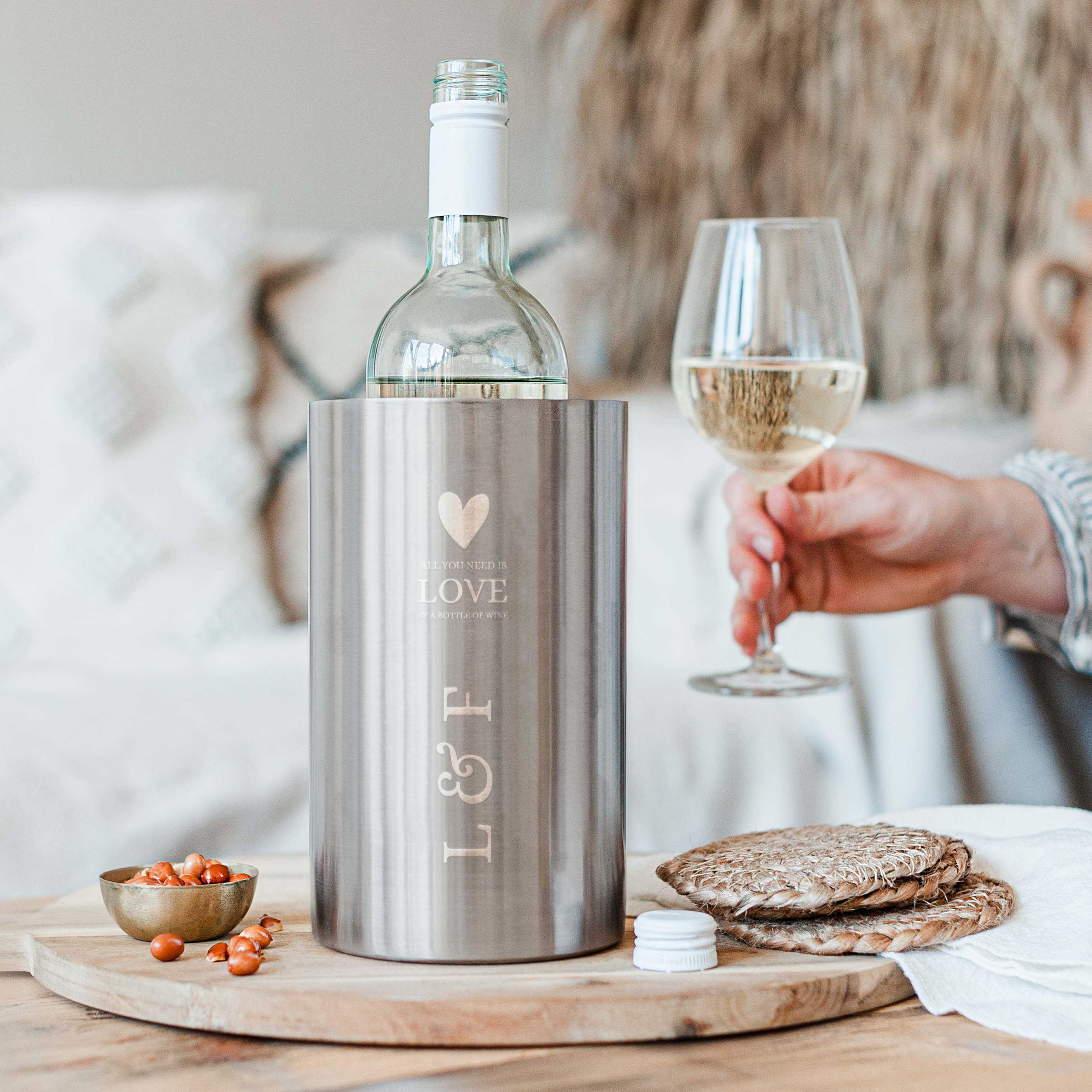 Raffredda vino in acciaio inox con bottiglia incisa con testo personalizzato e cuore.