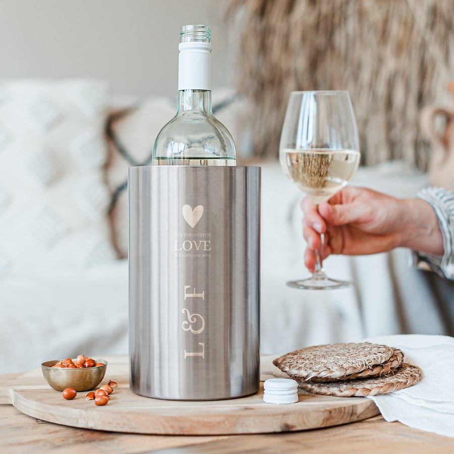 Vinkjøler - Rustfritt stål Vinkjøler i rustfritt stål, inngravert med "ALL YOU NEED IS LOVE & A BOTTLE OF WINE" og initialene L & F, holder vinen godt avkjølt.